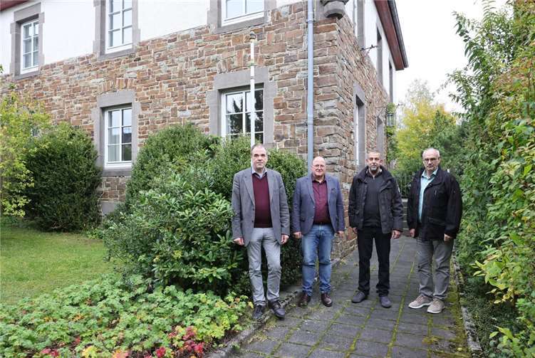 Vor dem Pfarrhaus: Pfarrer Dr. Rainer Justen, VG-Bürgermeister Guido Nisius, Ortsbürgermeister Wershofen Robert Zawada, Fachbereichsleiter Organisation und Verwaltungssteuerung VG Adenau Bernhard Jüngling.  Foto: Werner Dreschers