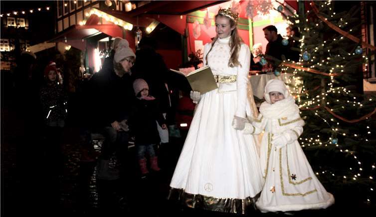 Vor dem Plätzchenstand des Vereins „Gemeinsam für Vielfalt“ erwartete dass Christkindl die jungen Marktbesucher.