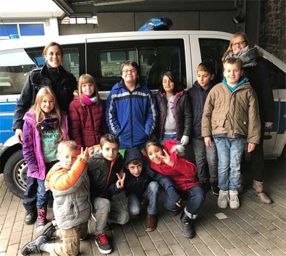 Vor dem Polizeiauto wurde gemeinsam ein Foto gemacht. Privat