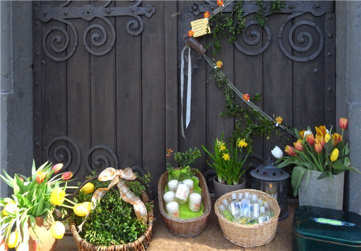 Vor dem Portal begrüßen den Besucher bunte Blumen und farbige Bänder mit Segenswünschen. Foto: privat