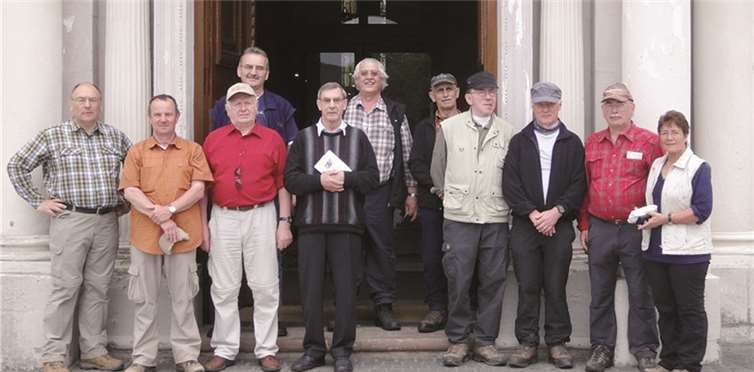 Vor dem Portal der St. Matthias Abtei stellte sich die Dedenbacher Pilgergruppe mit Pastor Otmar Fechler und den Begleitern zum Erinnerungsfoto.privat