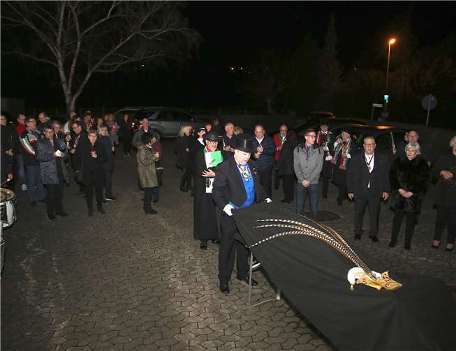 Vor dem Prinzenpalais nahm die Trauergemeinde ein letztes Mal Abschied von „Prinz Karneval“.