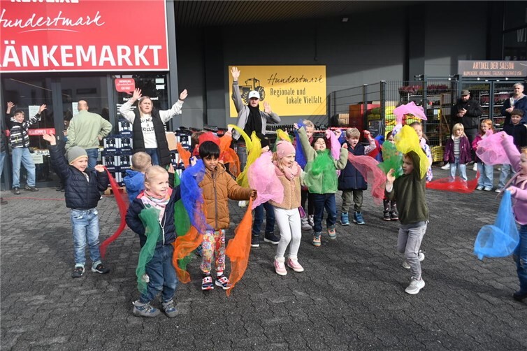 Vor dem REWE-Markt war richtig was los.