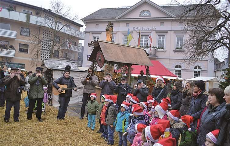 Vor dem Rathaus begeisterten die Kinder der Kindertagesstätte St. Anna mit Liedern zur Weihnachtszeit. Unterstützt wurden die kleinen Sänger von den Mundharmonikafreunden aus Bandorf. AB