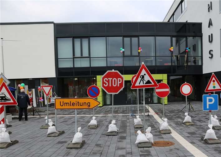 Vor dem Rathaus hatte die Verwaltung einen richtigen Schilderwald aufgebaut.