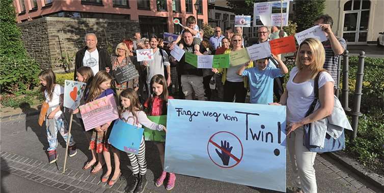 Vor dem Rathaus in Bad Neuenahr demonstrierten zahlreiche Bürger für den Erhalt des Hallen- und Freibad TWINFix