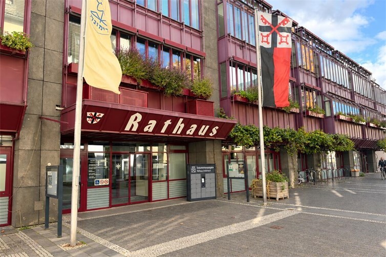 Vor dem Rathaus könnte eine Dokumenten-Ausgabebox die Behördengänge erleichtern