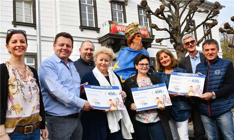 Vor dem Rathaus konnten die Freien Wähler insgesamt drei Spendenschecks übergeben. Foto: RASCH