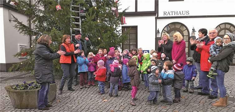 Vor dem Rathaus trafen sich Kinder und Erzieherinnen des Brohler Kindergartens, um dem Baum ein weihnachtliches Aussehen zu verleihen.Privat