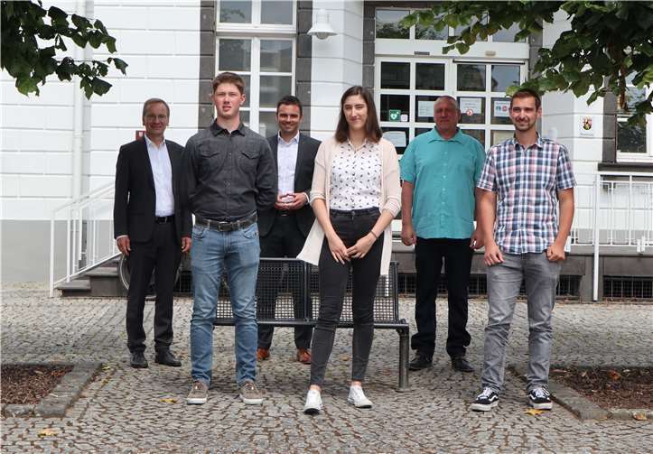 Vor dem Rathaus wurde den Absolventen durch die Bürgermeister Andreas Geron, Büroleiter Christian Weidenbach und den Personalratsvorsitzenden Michael Klein (hintere Reihe v.l.) gratuliert.