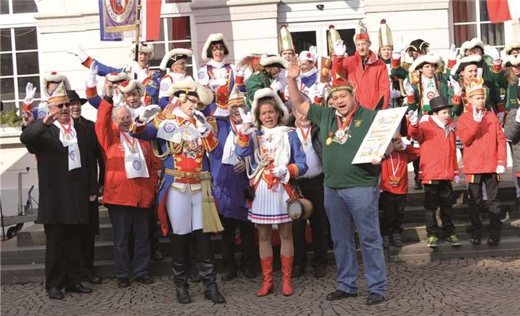 Vor dem Remagener Rathaus: Kenny Heydecke wurde zum Vereinswirt ernannt und stiftete 130 Liter duftende Erbsensuppe und 200 knackige Bockwürstchen. Kommandant Marcel Möcking ernannte Kurt Dressing zum neuen Mitglied der Ehrengarde. AB
