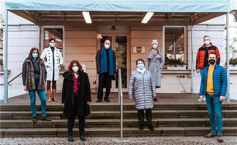 Vor dem Remagener Rathaus trafen sich die Liberalen (von links: Rosa Maria Müller, Christina Steinhausen, Sandra Weeser, Ulrich van Bebber und Martin Thormann (rechts) mit der Vorsitzenden des Vereins „Remagen mag ich“, Petra Pellenz. Foto: HagenHoppePhotograph