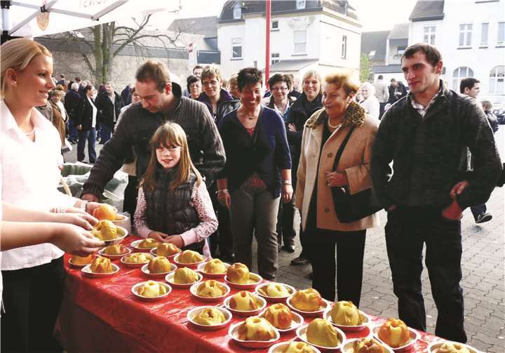Vor dem Rewe-Markt in der Bahnstraße werden die Bratäpfel verteilt. -FRE-