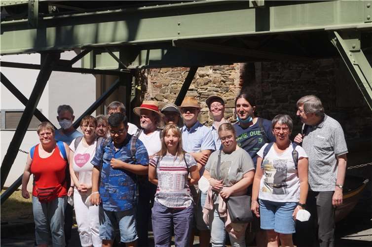 Vor dem „Rhein-Museum“ versammelte sich der „Treff 81“ unter dem alten Lahnkran Foto: Treff 81