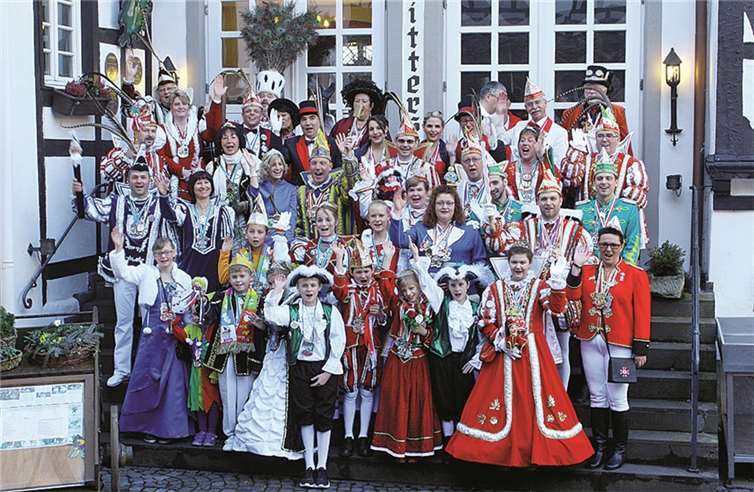 Vor dem Rittersaal der Burg einigten sich die Mittelrhein-Tollitäten auf den Alaaf-Narrengruß. DL
