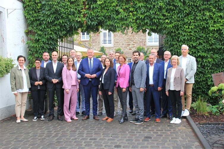 Vor dem „Rodderhof“: Die Mitglieder des Landeskabinetts mit den kommunalpolitisch Verantwortlichen.