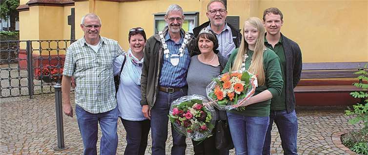 Vor dem Scheurener Dom erhielt Reinard Wolf die Königskette von seiner Vorgängerin Sigrid Braun. DL