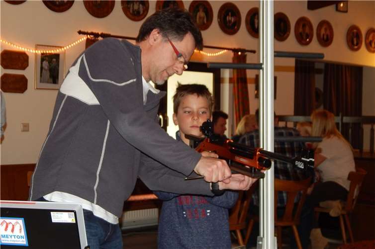 Vor dem Schießen wurde den Kindern die Funktionsweise des Lichtgewehrs erklärt.