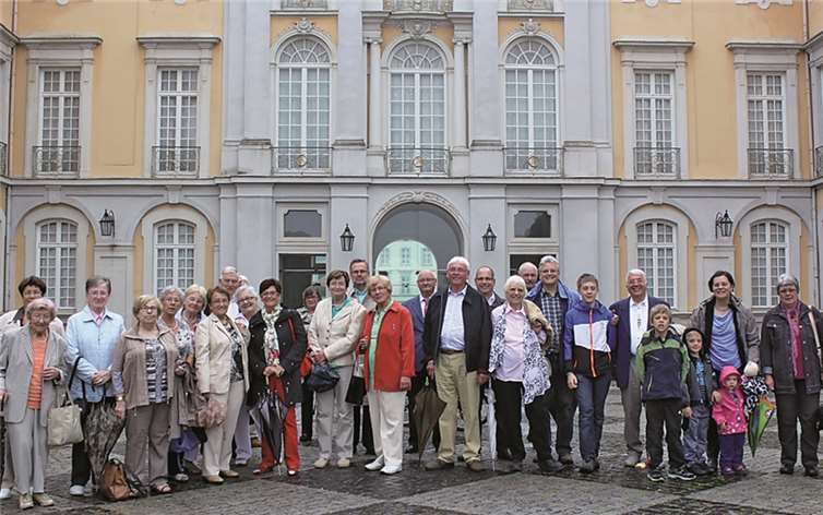 Vor dem Schloß Augustusburg stellte sich der Chor zum Erinnerungsfoto auf.privat