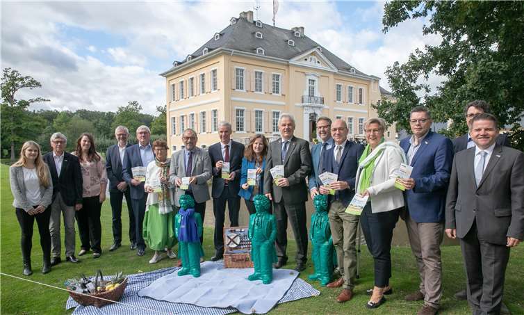 Vor dem Schloss Miel demonstrierten die Bürgermeister, Beigeordneten und Touristiker aus dem linksrheinischen Teil des Leipziger Kreises gemeinsam mit Landrat Sebastian Schuster für „BTHVN2020“.Foto: JOST