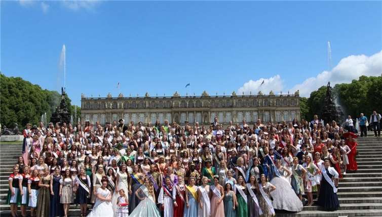 Vor dem Schloss stellten sich die etwa 250 Repräsentantinnen aus Deutschland, Österreich und Südtirol zum Fototermin. Foto: privat