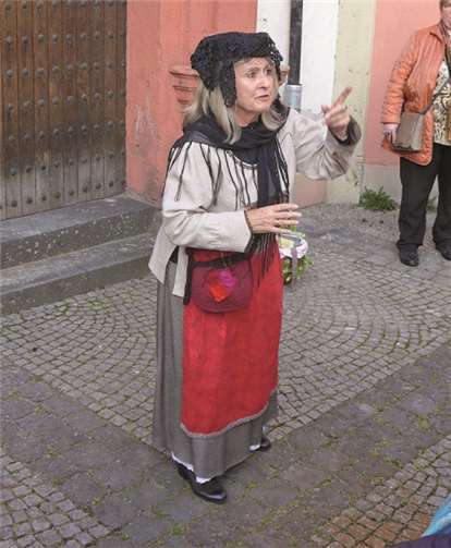 Vor dem Schöffenhaus erfuhren wir die traurige Geschichte von Lisbeth’s Verhaftung.