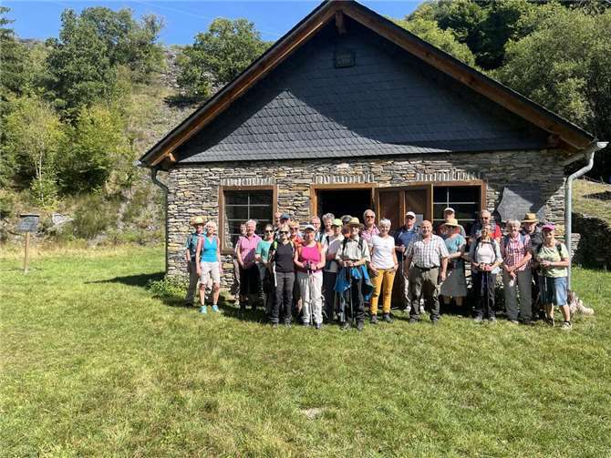 Vor dem Spalthaus im Kaulenbachtal. Foto: Eifelverein Kaisersesch