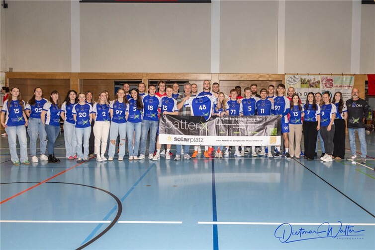 Vor dem Spiel bedankten sich Damen und Herren der HSG bei Dieter Heck von Sponsor BatterX für das Trikot-Sponsoring.  Fotos: Dietmar Walter