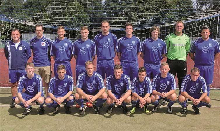 Vor dem Spiel gegen TuS Mayen III präsentierte Neutrainer Bernhard Spurzem (l.) sein Ochtendunger Team. privat