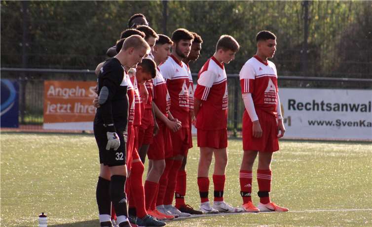 Vor dem Spiel legte das Team eine Gedenkminute für die Opfer in Halle ein.