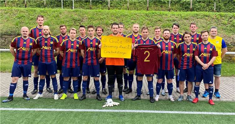 Vor dem Spiel stellte sich das Team dem Fotografen und sendete Genesungswünsche an den verletzten Spieler Axel Noll.Quellen: SV Blau-Gelb Dernau