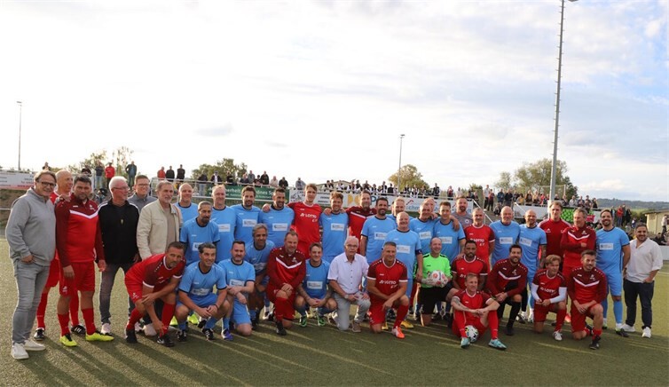 Vor dem Spiel stellten sich alle Beteiligten zum Gruppenfoto auf.Fotos: WAMFO.DE