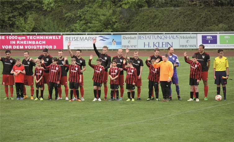 Vor dem Spiel war der Rasen noch grün: Die Platzbedingungen waren der Qualität der Partie nicht eben zuträglich. privat