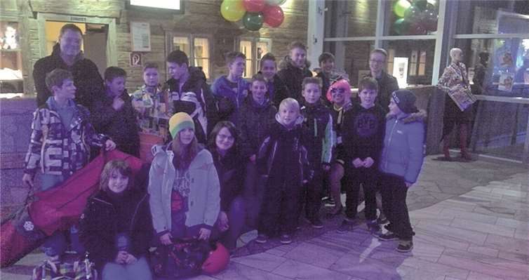 Vor dem Sport- und Skizentrums in Neuss wurden die Kinder schon empfangen. privat