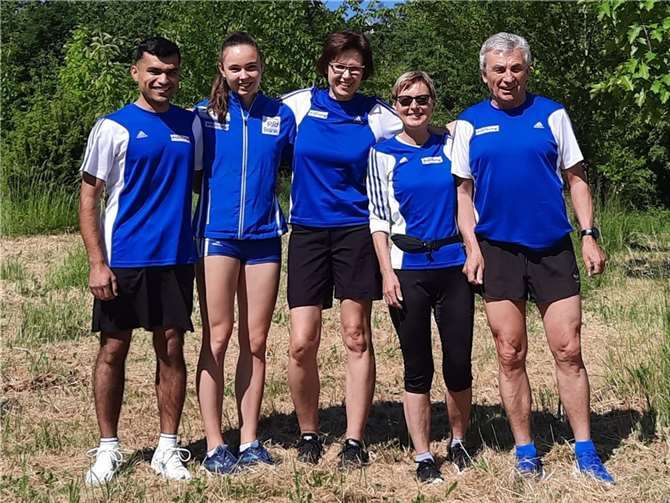 Vor dem Start beim Kulleslauf in Holzfeld (v.li. Raheb Rahimi, Corinne und Silke Törper, Elisabeth Waldorf, Klaus Jahnz).