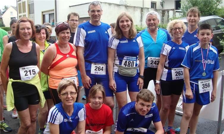 Vor dem Start der 5.000 Meter Walker und Läufer.