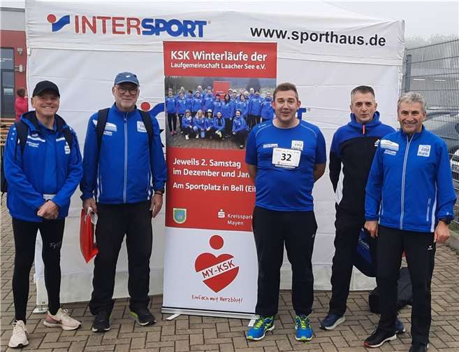 Vor dem Start des Jedermannlauf (v.li. Johanna und Markus Dinkel mit Klara, Hans-Hermann Krümpelmann, Elisabeth Waldorf, Joachim Massion, Anita Massion, Ulla Büchel, Jutta Copeland, Jörg Spurzem, Klaus Jahnz). Fotos:privat