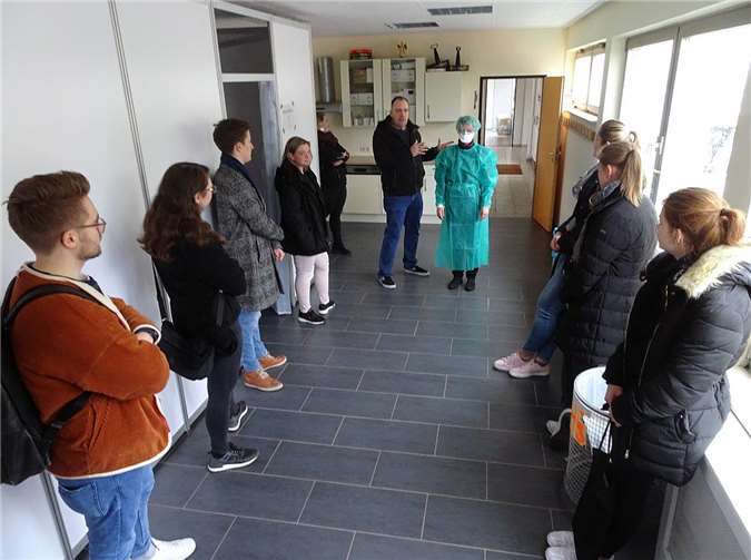 Vor dem Start des neuen Abstrichzentrums in Rheinbach wurden die Mitarbeiter vor allem in die erforderlichen Infektionsschutzmaßnahmen eingewiesen.Foto: -JOST-