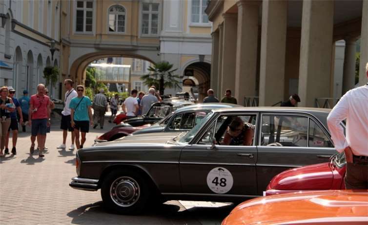 Vor dem Start in der Römerstraße unter den Kolonaden.