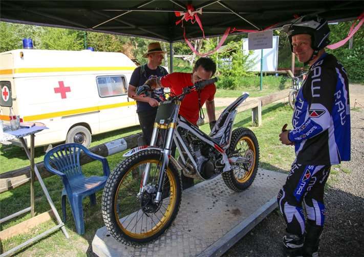 Vor dem Start musste jeder Fahrer seine Maschine zur technischen Abnahme bringen.