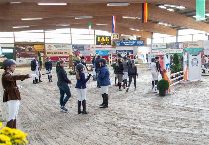 Vor dem Start schreiten die Nachwuchsreiterinnen den Parcours ab.