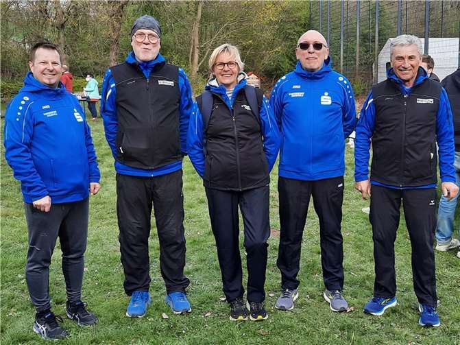Vor dem Start (v.l.) Daniel Bölts, Roland Wesche, Petra Schulz, Udo Schulz und Klaus Jahnz.  Foto: privat