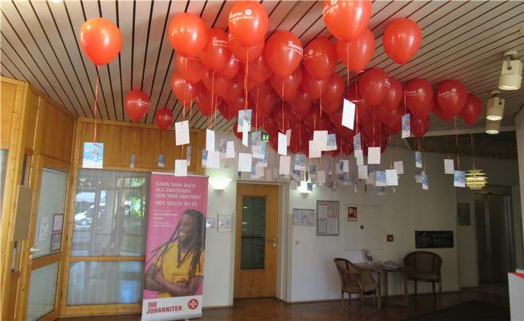 Vor dem Start wurden personalisierte Postkarten an die Ballons gehangen.