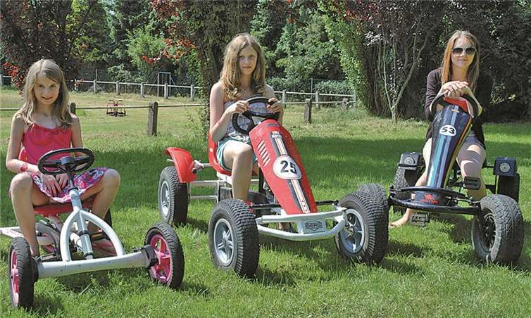 Vor dem Start zum Kettcar-Rennen probierten die drei jungen Damen die Fahrzeuge schon mal aus.