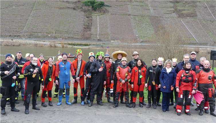 Vor dem Startschuss positionierte man sich am Ernster Moselufer für ein Gemeinschaftsfoto. Fotos: TE
