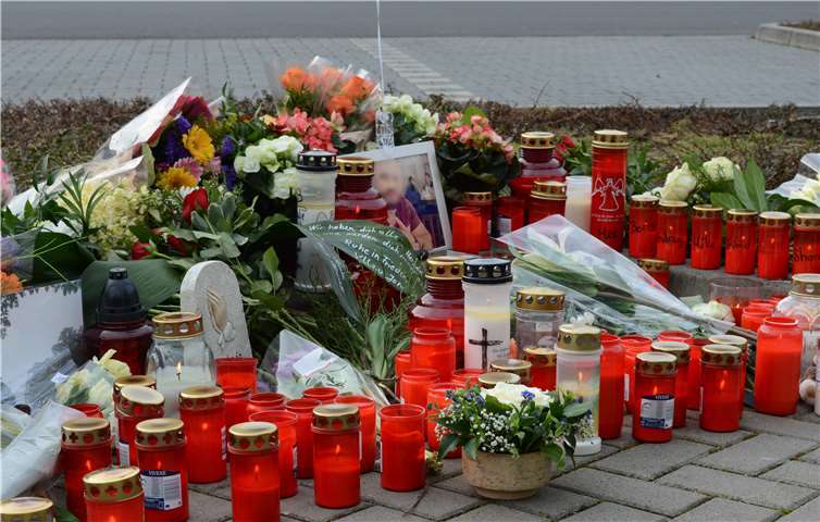 Vor dem Supermarkt-Parkplatz wurden Blumen und Kerzen in Gedenken an das Opfer der Messerattacke aufgestellt. Nicht unweit von dem Tatort entfernt war es zuvor zu einem körperlichen Übergriff gekommen. Foto: CF