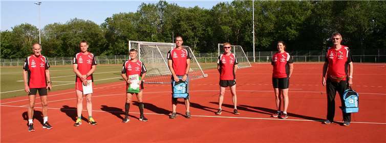 Vor dem Training auf der Bahn – natürlich mit Abstand. Fotos: Verein