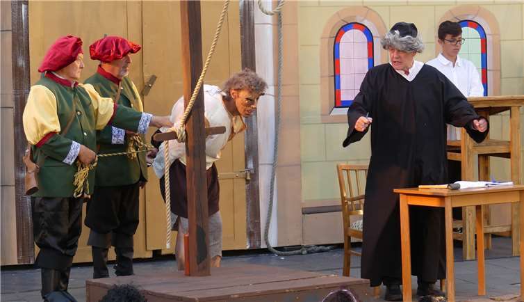 Vor dem Tribunal verurteilt der Präsident des GeistlichenGerichts den Glöckner zu Pranger und Peitschenhieben.