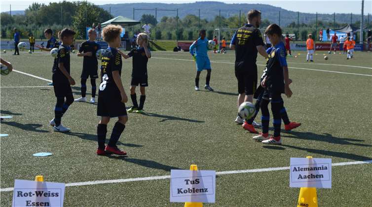 Vor dem Turnier herrschte Hochbetrieb auf dem Kripper Kunstrasenplatz. Alle Mannschaften bereiteten sich auf die bevorstehenden Begegnungen vor.