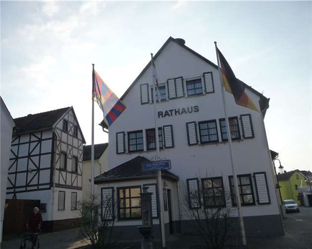 Vor dem Urmitzer Rathaus wurde die tibetanische Flagge gehisst. Privat